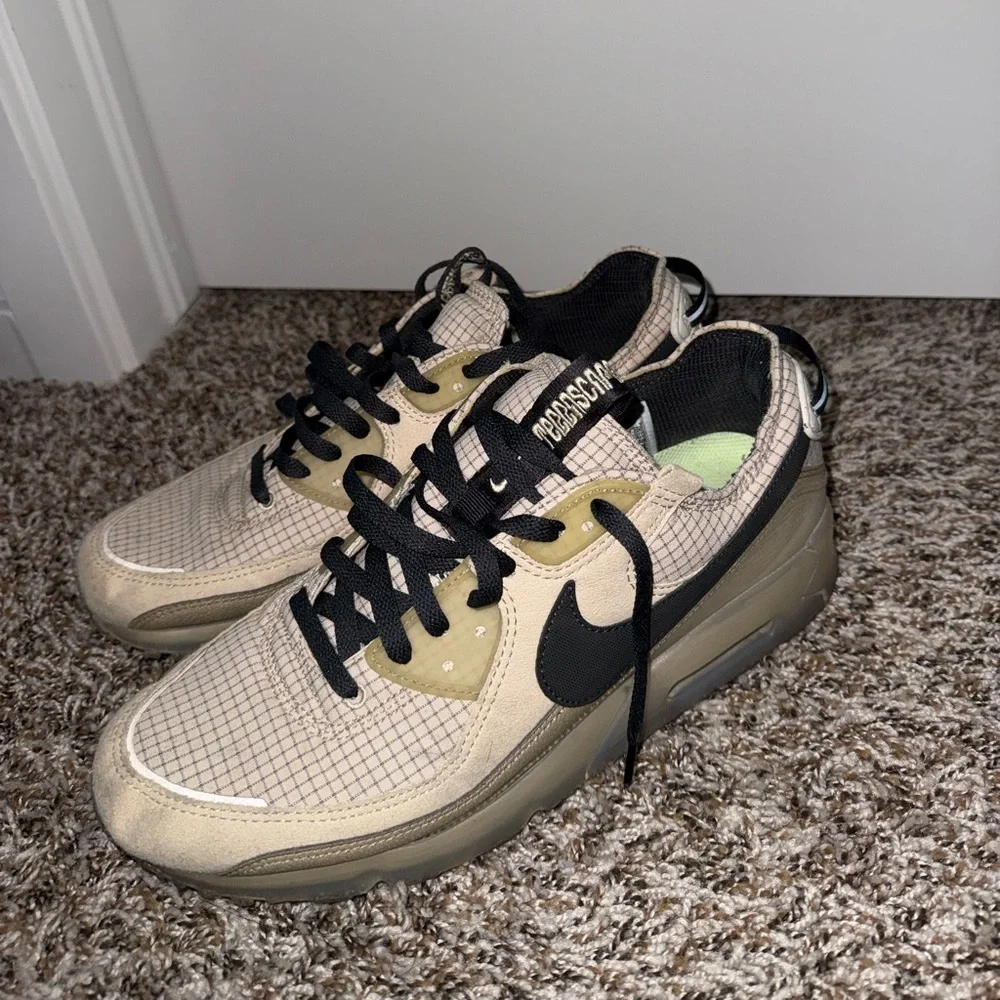 Nike Men's Tan Black Sneakers